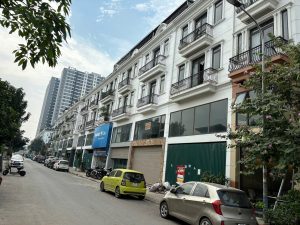 Bán 90m2 Shophouse Sông Hồng , TT Trâu Quỳ , Gia Lâm . MT 6x15m đường 13m . Vị trí kinh doanh